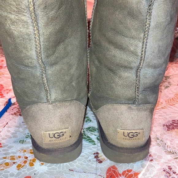 Grey uggs - Picture 2 of 4